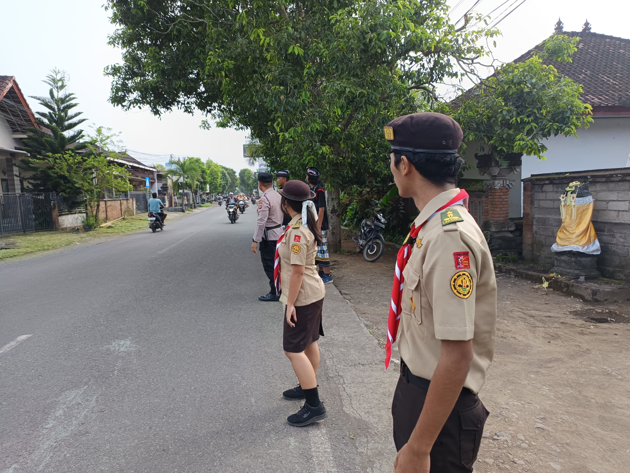 Pramuka Saka Bhayangkara Jembrana Amankan Jalur Ritual Melasti Nyepi