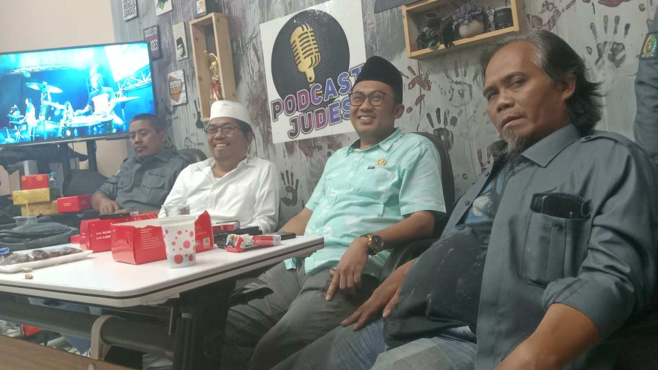 Budi leksono ,M.faridz Afif,Inyong Maulana duduk bersama .