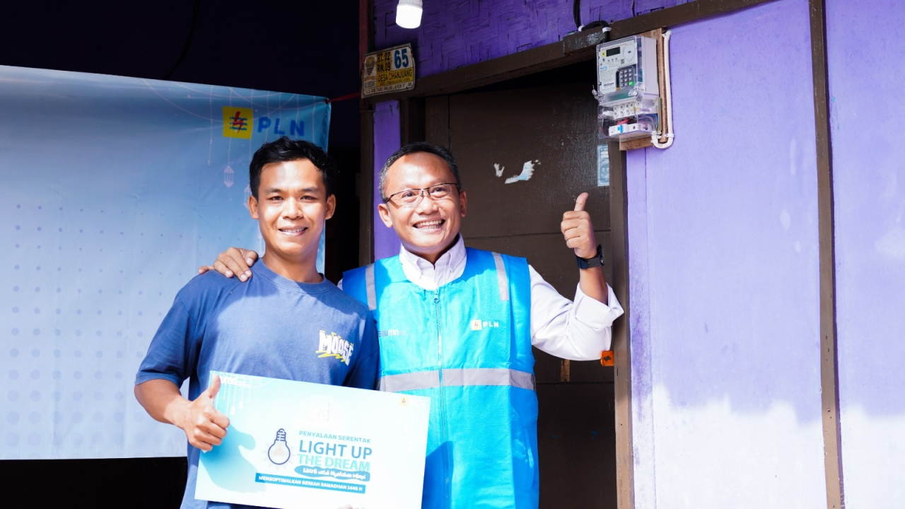 Raut bahagia nampak di wajah Suhendi, warga Desa Cihanjuang Kabupaten Sumedang saat General Manager PLN UIT JBT, Abdul Salam Nganro menyalakan meteran listrik dirumahnya.