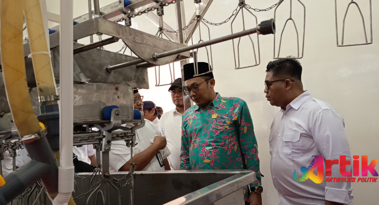 M. Faridz afif ketua komisi B DPRD Surabaya saat tinjau TPU jeruk. (Rudi)