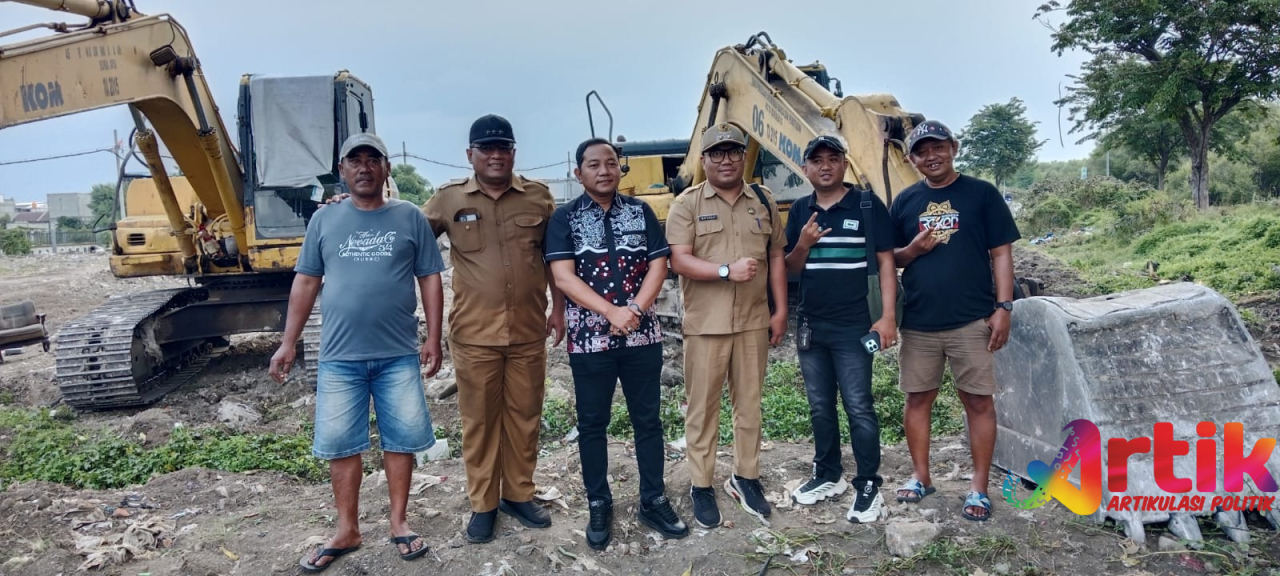 Abdul Malik bersama camat kenjeran, lurah tambak wedi dan warga sekitar. (Rudy)