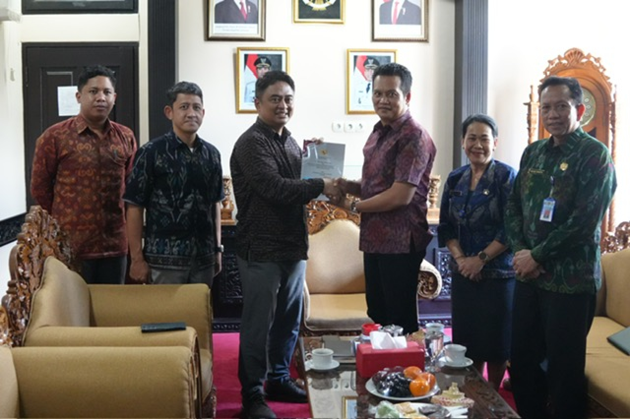 Penyerahan LHP, Bupati Kembang Ajak Parpol tertib administrasi dan bijak Gunakan Dana Daerah.