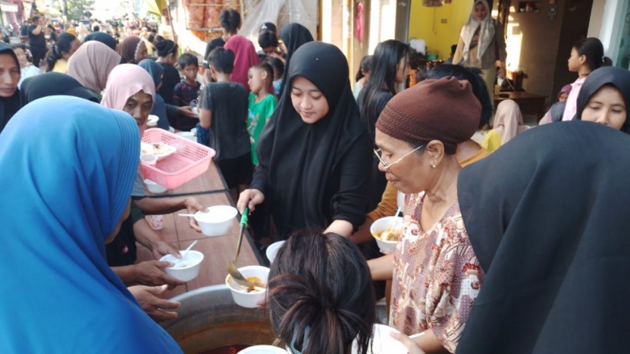 Tradisi Hari Raya Ketupat di Sukolilo Baru, Surabaya: Makanan Gratis untuk Semua Warga