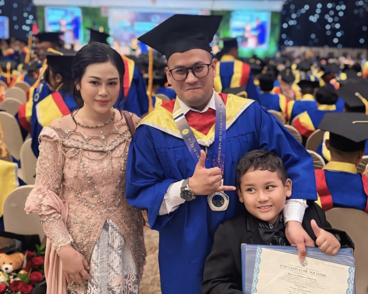 Dimas didampingi istri dan anak tercinta saat wisuda di unitomo (Foto: Istimewa)