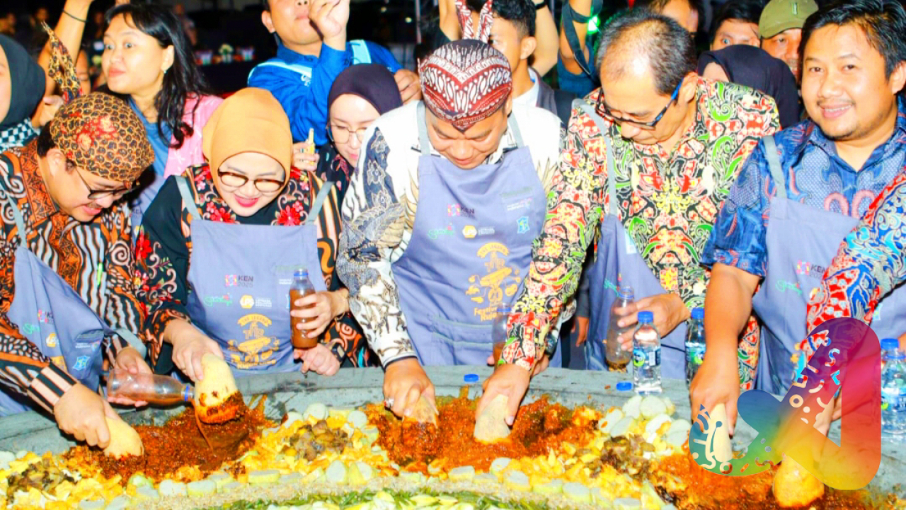 Yona Bagus (ditengah) saat hadiri acara festival rujak uleg (Doc/Yebe Trans.)