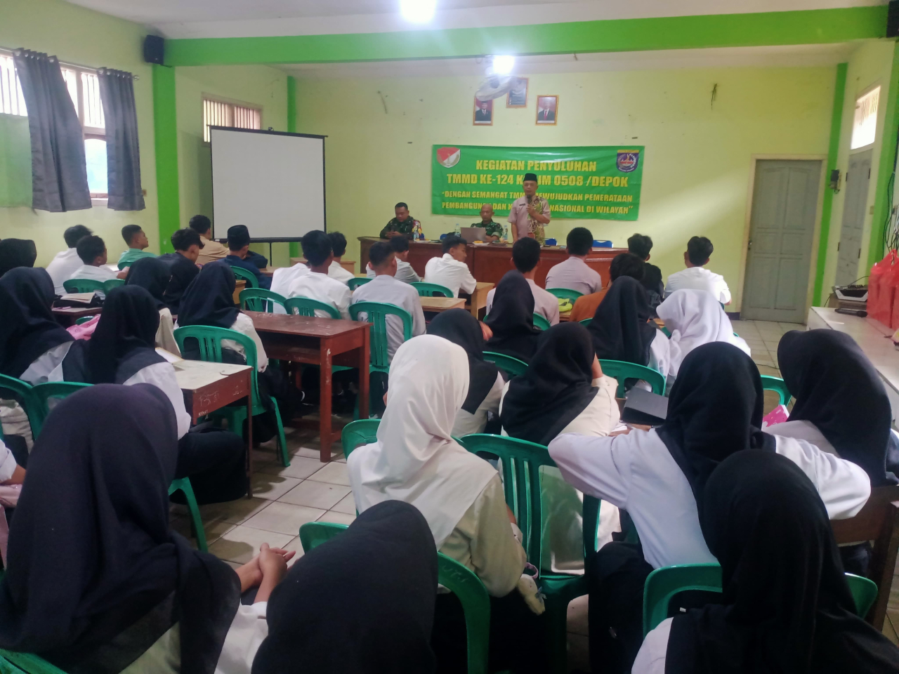 Dalam rangka kegiatan TNI Manunggal Membangun Desa (TMMD) ke-124, Kodim 0508/Depok melalui Koramil 06/Cimanggis menggelar penyuluhan non-fisik yang bertempat di SMAI Darussalam, Kelurahan Tapos, Kecamatan Tapos, Depok