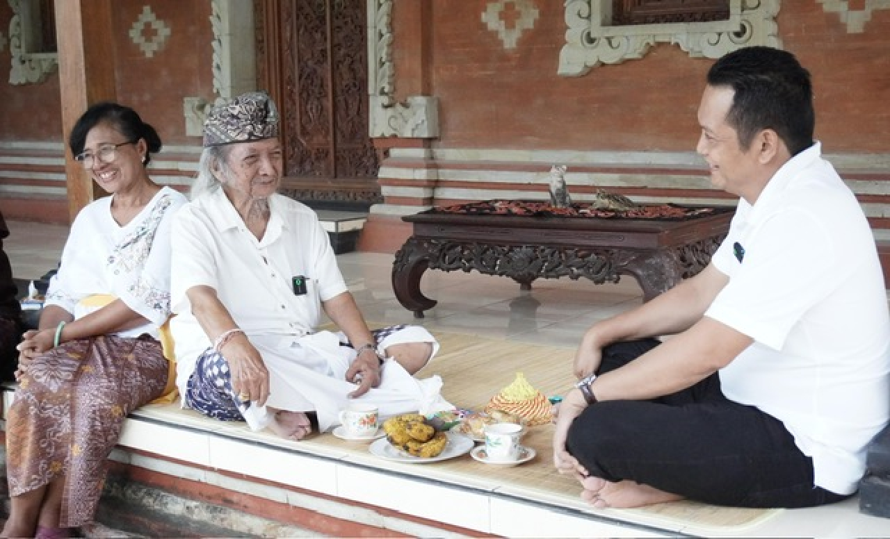 Kembang Ipat Tempatkan 2 ART kepada Mantan Bupati Jembrana, penghormatan atas pengabdian