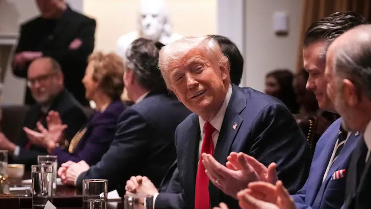Presiden Amerika Serikat Donald Trump menoleh menghadap ke kamera