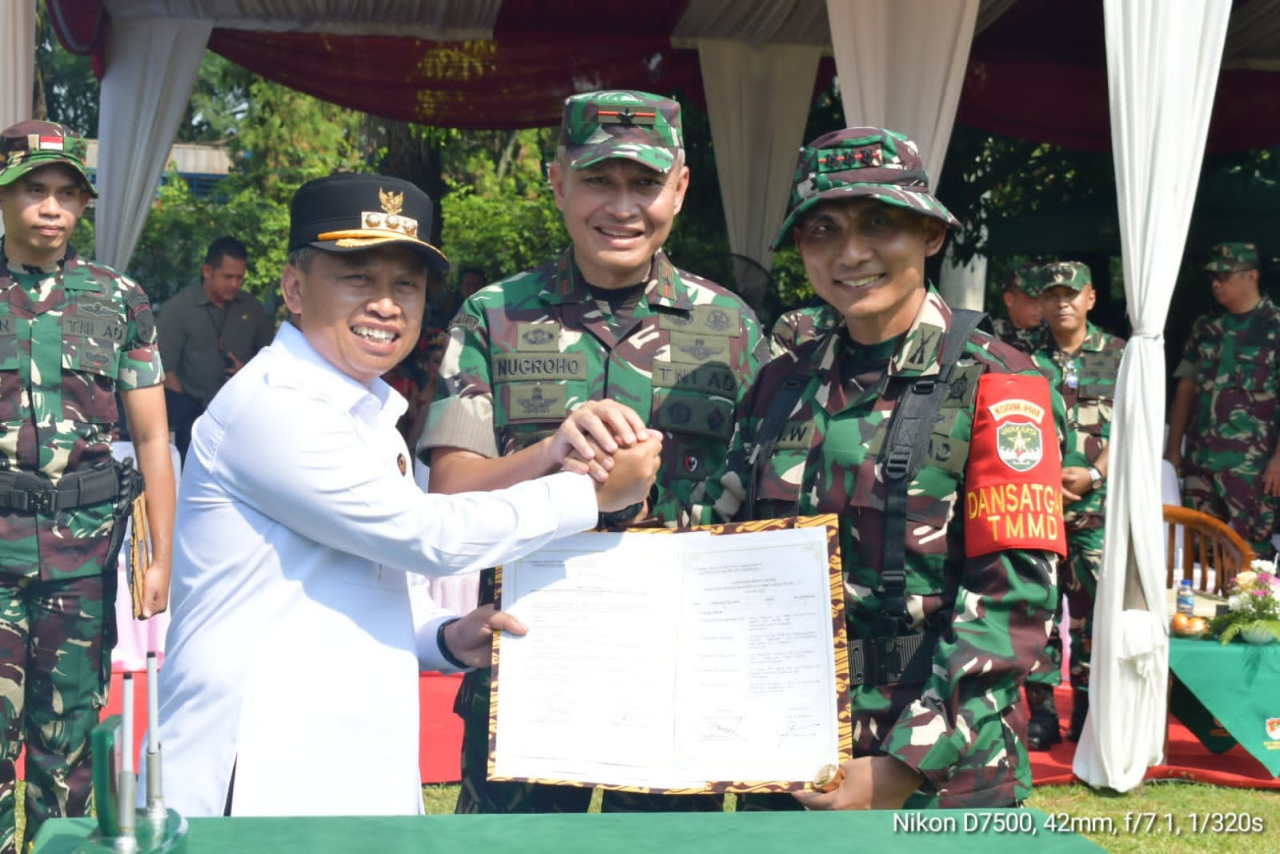 Wali Kota Depok Supian Suri selaku Inspektur Upacara (Irup) pada Pembukaan TNI Manunggal Membangun Desa (TMMD) Reguler ke-124 Tahun 2025, Kodim 0508/Depok, yang berlangsung di Lapangan Utama Taman Rekreasi Wiladatika Jln. Jambore, Kelurahan Harjamukti, Ke