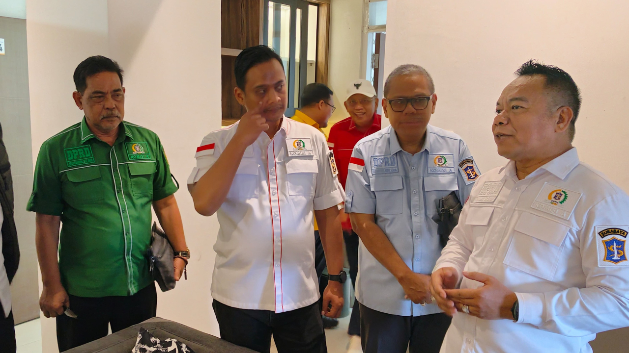 Ketua Komisi A DPRD Surabaya(pojok kanan) beserta anggotanya