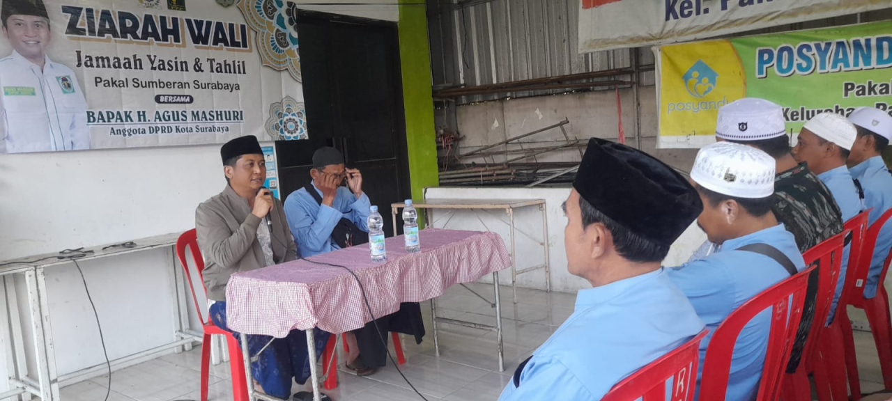 Suasana Agus Mashuri anggota DPRD Surabaya dengan warga pakal saat ziarah. doc (yus/pts)
