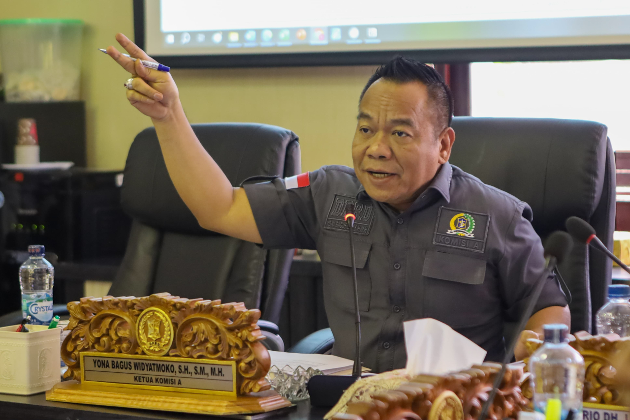 Yona Bagus Widyatmoko saat diruangan komisi A DPRD Surabaya.