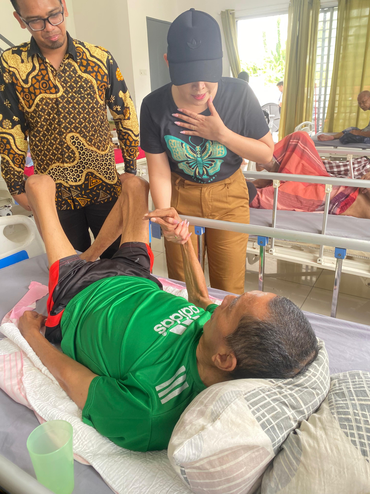 Salah satu mahasiswa Magister Ilmu Komunikasi saat berintraksi dengan salah satu penguni panti jompo yang berasal dari Warga Negara Indonesia
