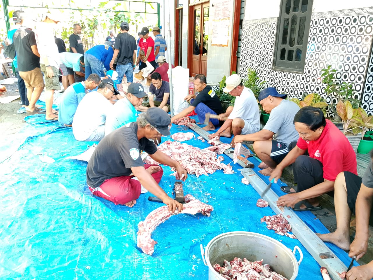 Suasana kekeluargaan menyelimuti lingkungan Musholla Nurul Iman, Jalan Ketapang IV B, RT 05 RW 02, Kelurahan Suko, Kecamatan Sukodono, Sidoarjo, Sabtu pagi (7/6/2025).