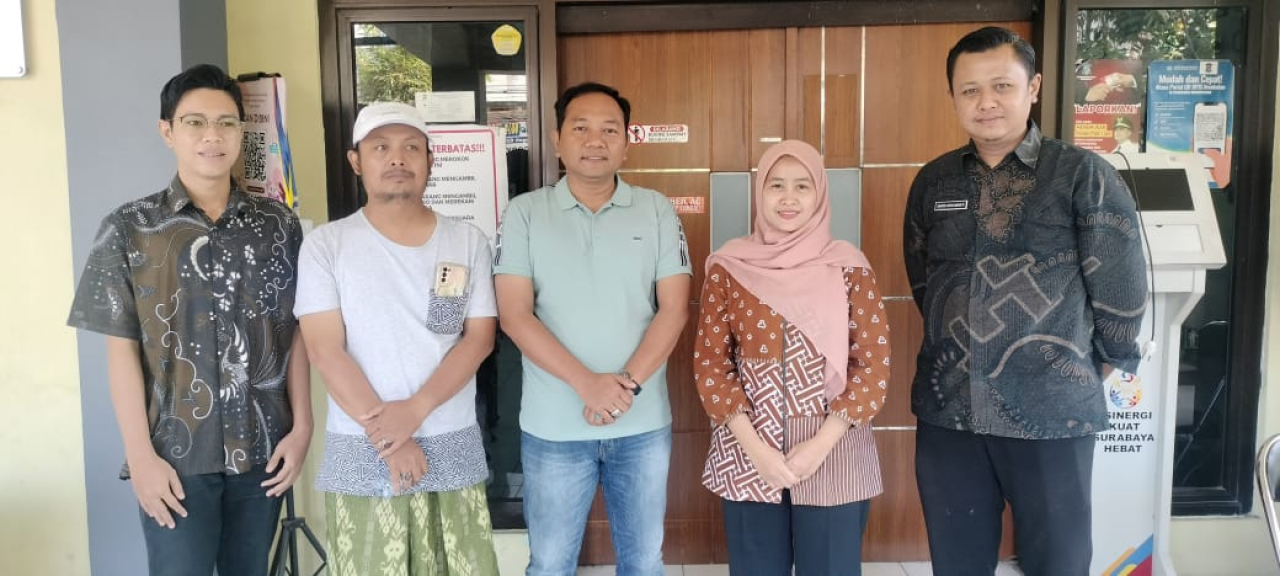 Suasana, Abdul Malik saat meninjau puskesmas wonokusumo. (Doc mas dewan) .
