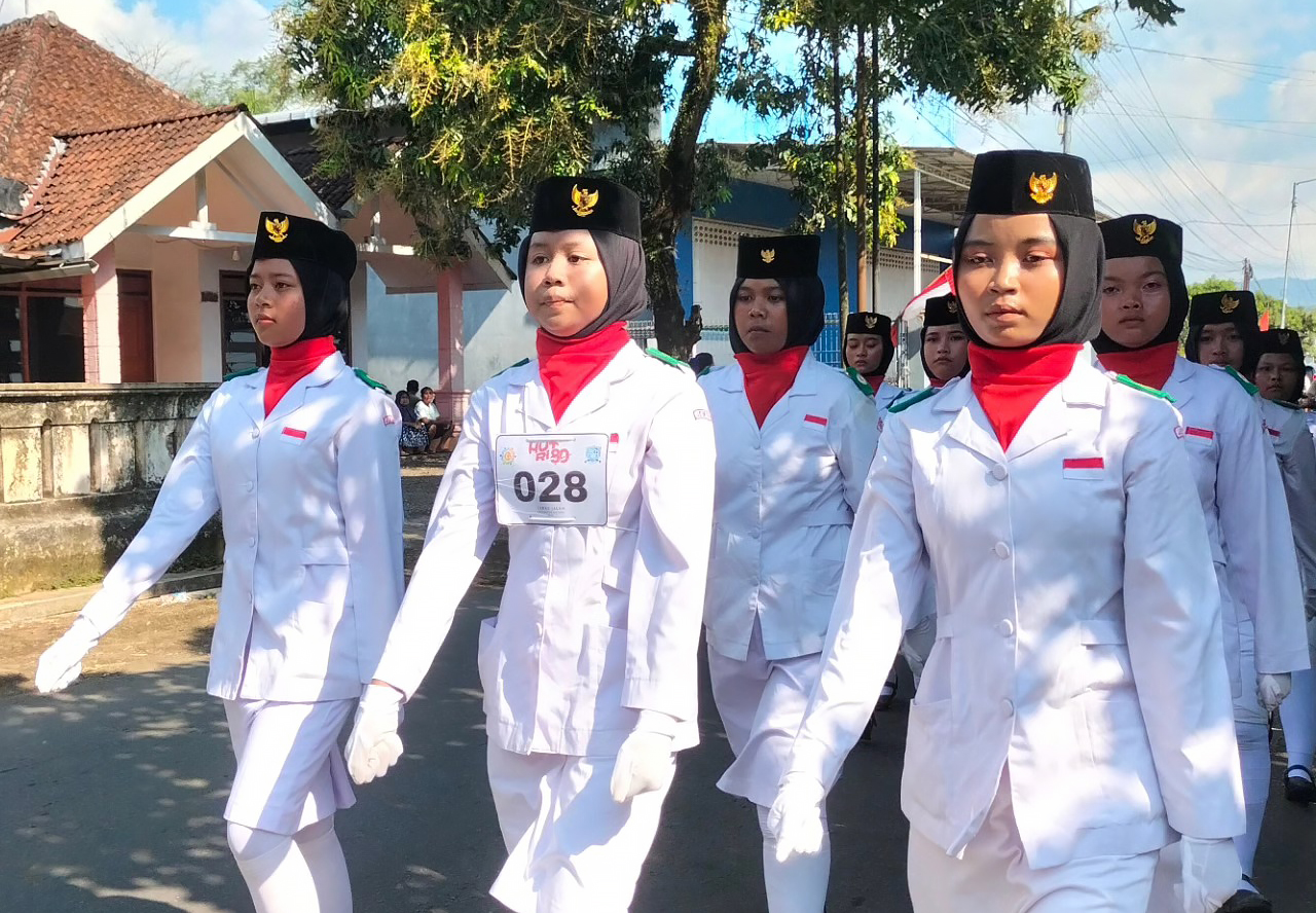 HUT RI ke 80 di Jember, Kecamatan Mayang Helat Gerak Jalan Pelajar