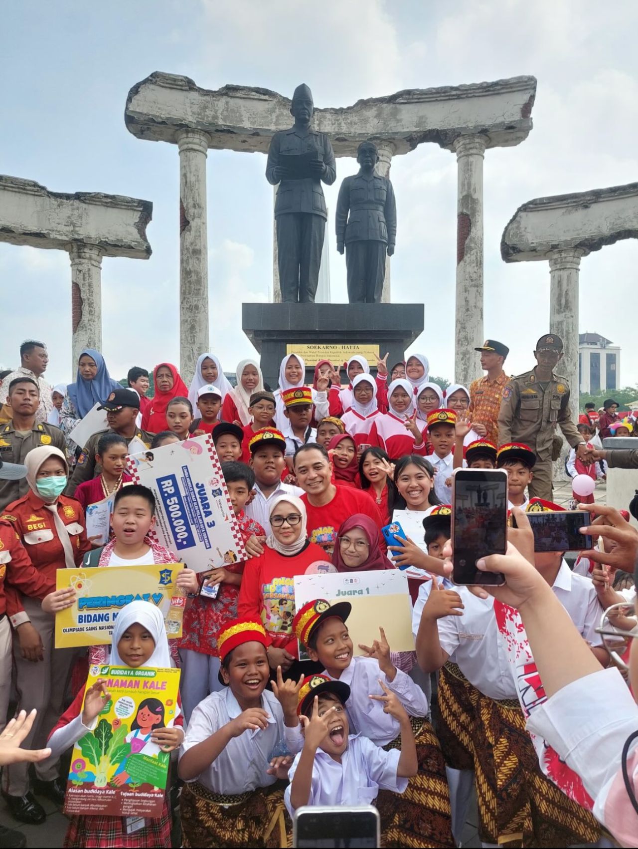 Momen Wali Kota Surabaya daan Bunda Paud Rini Indriyani pada Hari Anak Nasional 2025 di Tugu Pahlawan