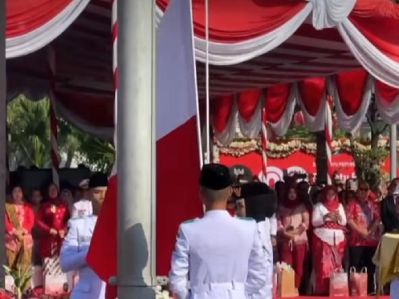 Anggaran Paskibra Besar Hasil Memalukan,Insiden Bendera Terbalik Coreng Upacara HUT RI-80 diSurabaya