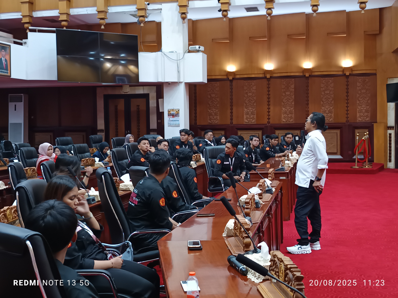 Buleks saat memberi edukasi Mahasiswa Upn Jatim diruang rapat paripurna Lt3. (Doc Rudy)