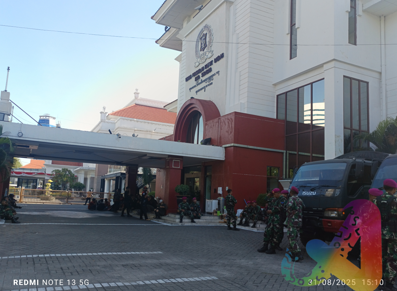 Gedung DPRD Surabaya jadi Sasaran Demo, Aparat Siaga Penuh