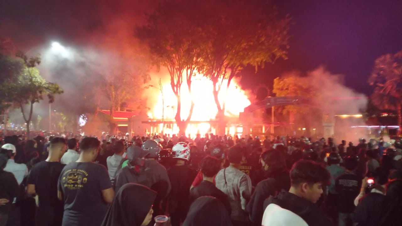 Suasana mencekam didepan gedung Grahadi (Doc.gntr)