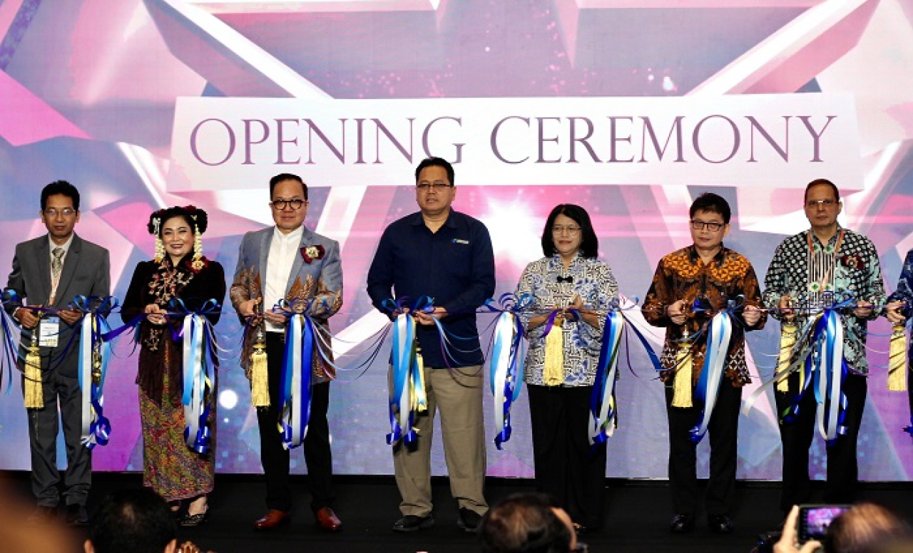 Pameran internasional Indohealthcare GAKESLAB Expo 2025 resmi dibuka di JIEXPO Kemayoran, Jakarta, Rabu(6/8/2025). Peresmian ini juga menandai dimulainya RAKERNAS GAKESLAB INDONESIA, dengan kehadiran Ketua Umum GAKESLAB INDONESIA Rd. Kartono Dwidjosewojo