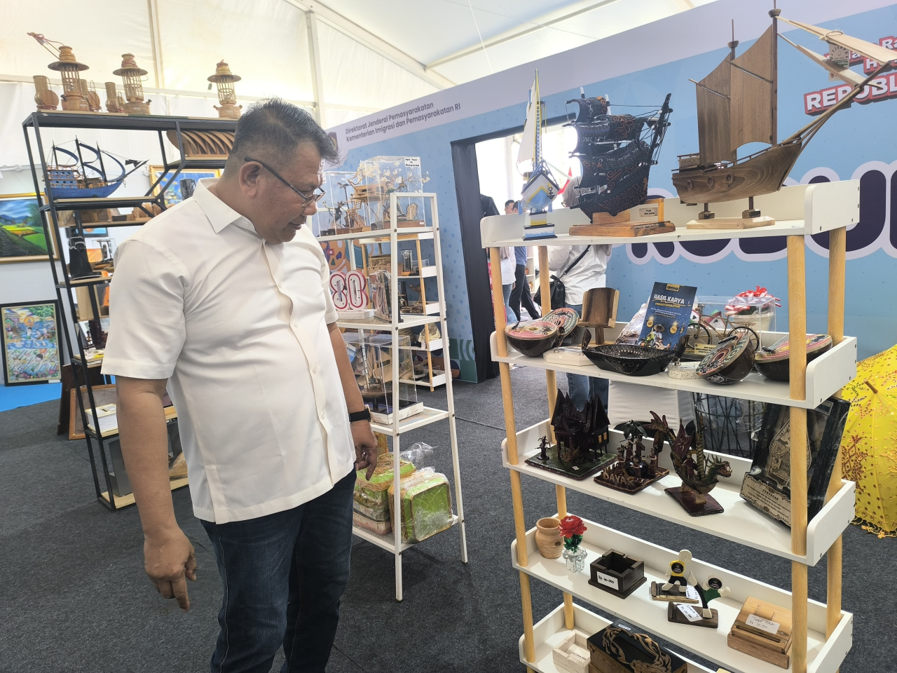Deretan karya kreatif Warga Binaan Pemasyarakatan (WBP) dari Lapas dan Rutan se-Kalimantan Tengah memikat perhatian pengunjung di pembukaan Indonesian Prison Products and Arts Festival (IPPA Fest) 2025 yang berlangsung di Aloha PIK 2, Banten.
