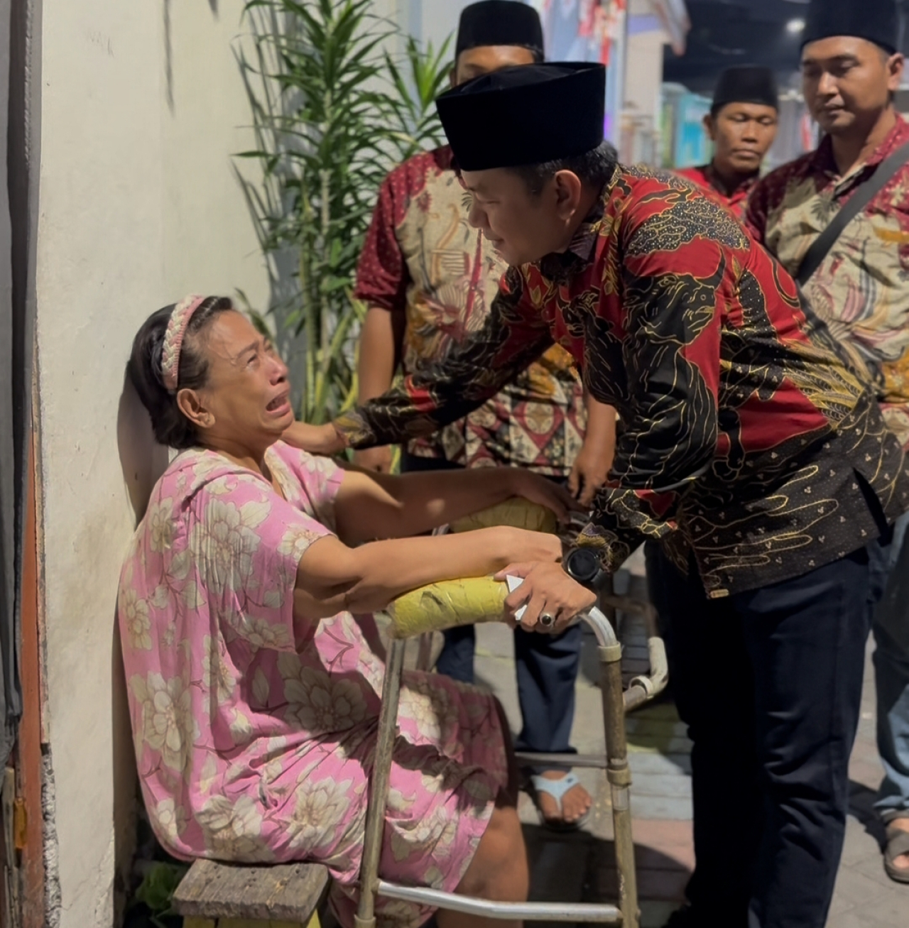 Abdul Malik saat menemui warga berkebutuhan khusus (Doc.masdewan)
