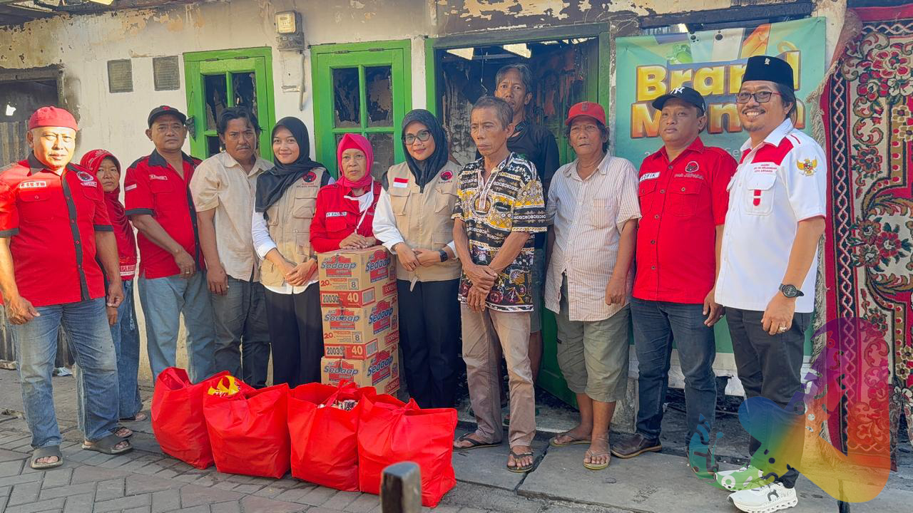 Buleks Saat memberi bantuan pada korban kebakaran (Doc.buleks)