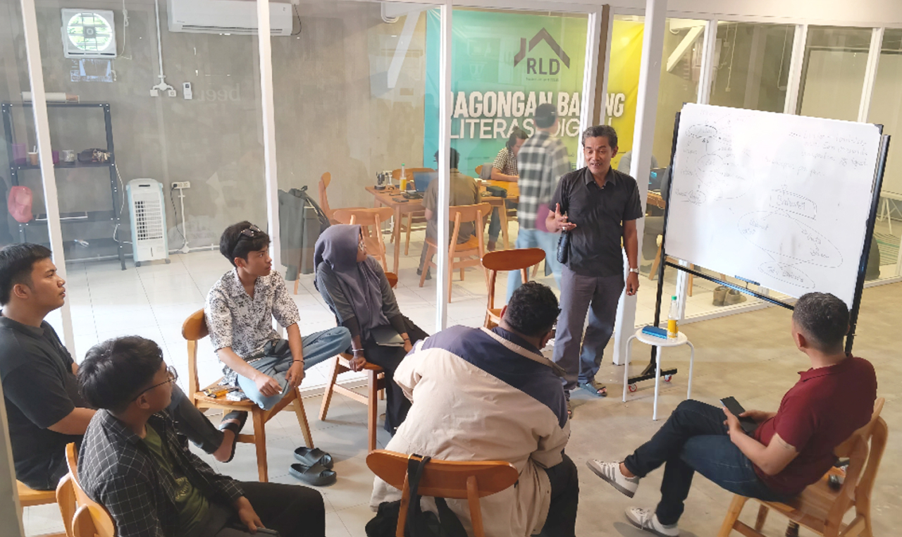 Kelas filsafat bertema Memahami Logika dipandu oleh Ach Yasin (Foto Ali Masduki for Artik)