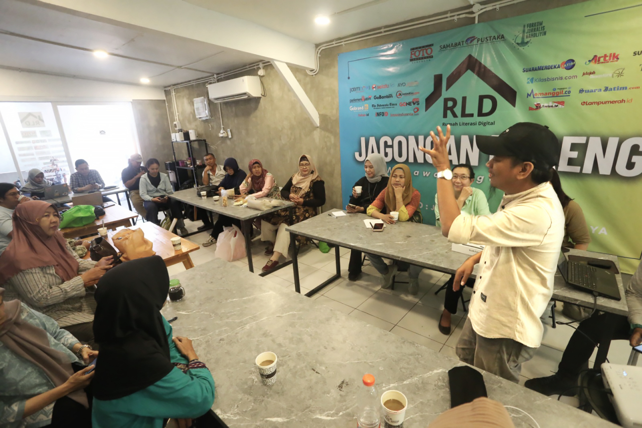 Praktisi digital Fatkhur Rohman, memaparkan strategi membangun jejak digital (Foto: Ali Masduki for Artik)