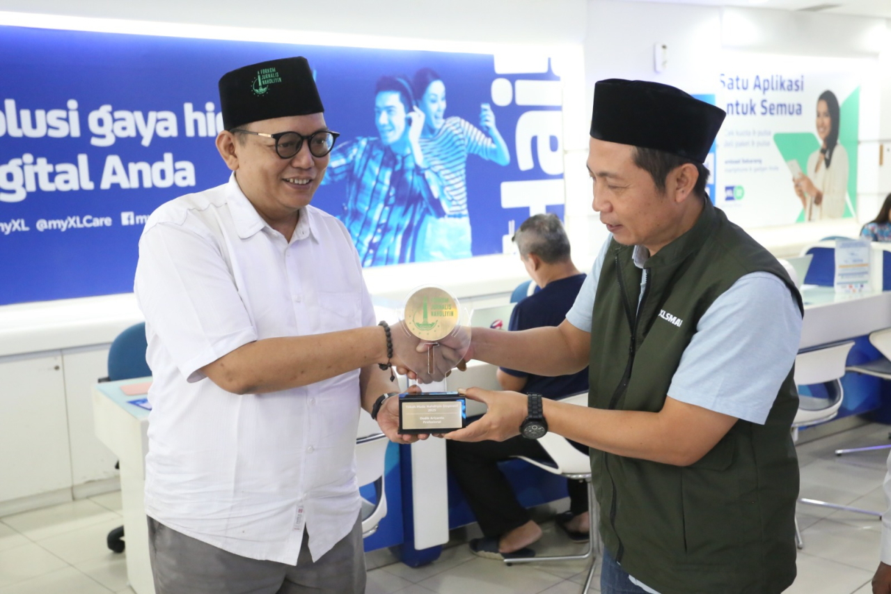 Forkom Jurnalis Nahdliyin menyerahkan penghargaan Tokoh Muda Nahdliyin Inspiratif 2025 kepada Dodik Ariyanto, Group Head East Region XLSMART. (foto : Dok/FJN)