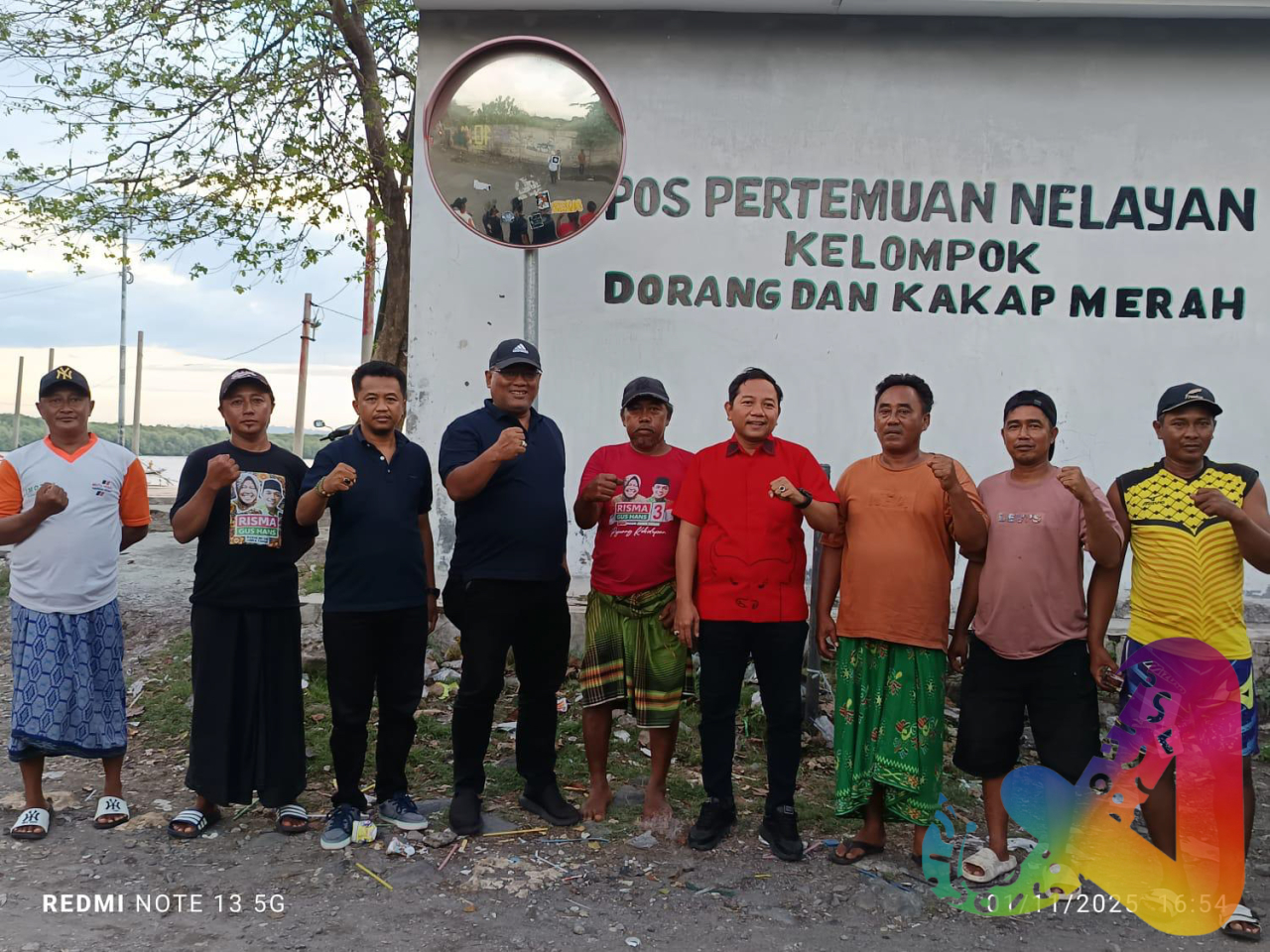 abdul Malik dan camat Kenjeran Yuri Widarko Bersama Nelayan Tambak Wedi(doc.rudy)