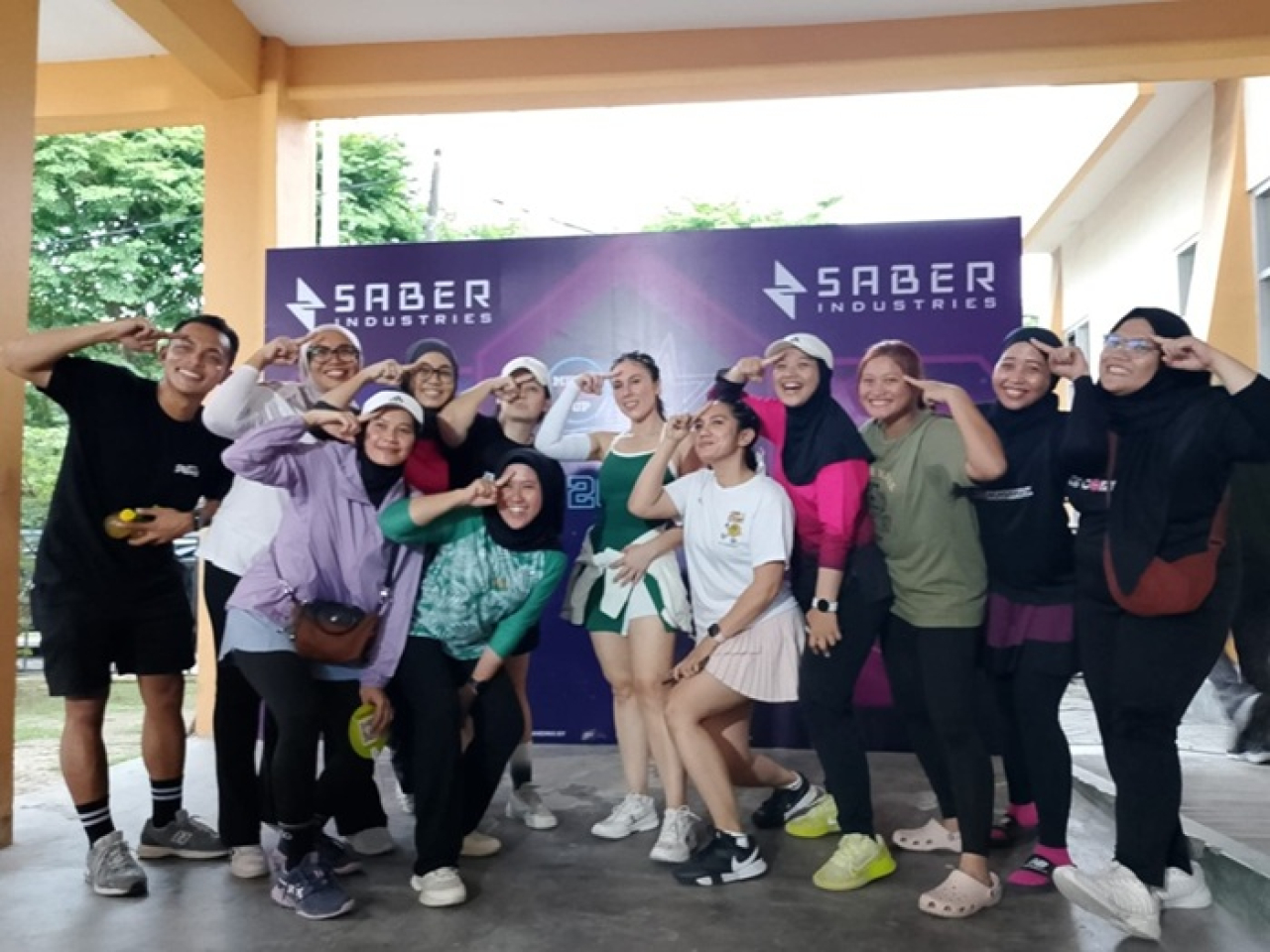 Artis sekaligus penggemar tenis, Wulan Guritno, tampil penuh semangat di ajang Melon Cup 2025 yang berlangsung di GOR Tenis Indoor Universitas Negeri Surabaya (Unesa), 1–2 November 2025.