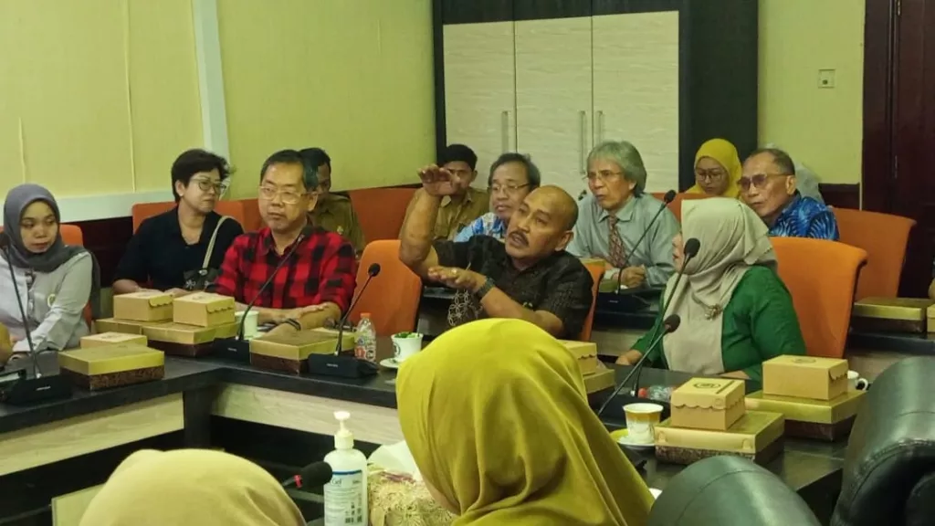 Ratusan Warga Bale Hinggil “Disandera” Tanpa Listrik dan Air