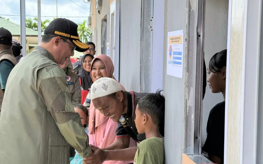 Kepala BNPB Serahkan Bantuan Sembako bagi Penghuni Huntara di Aceh Tamiang