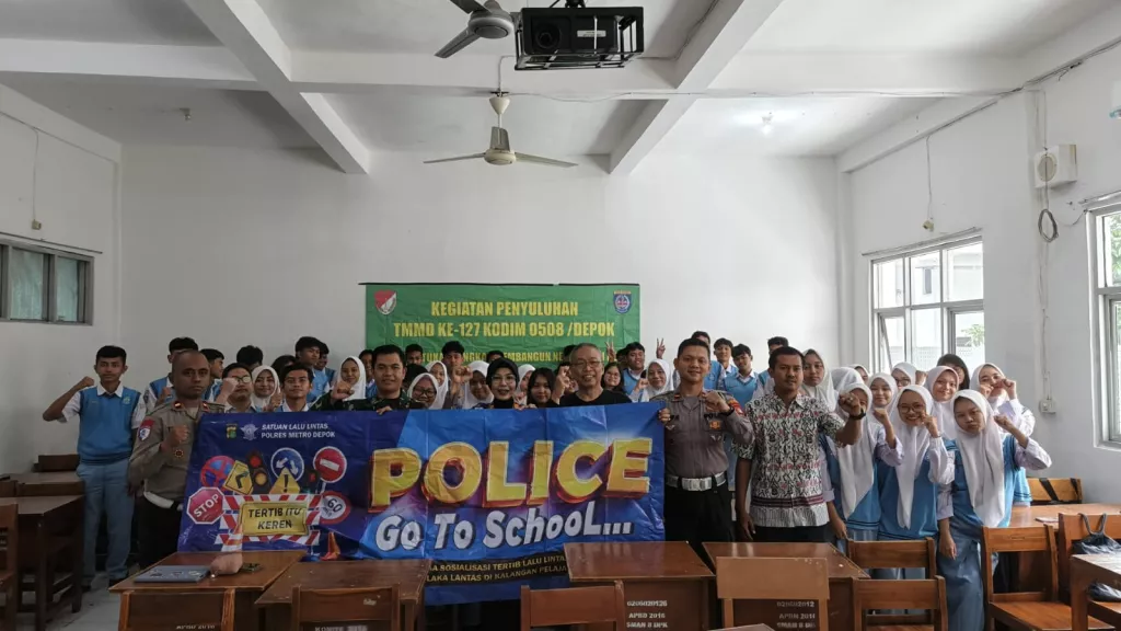 Polisi dan TNI Bersinergi Edukasi Pelajar tentang Aturan Lalu Lintas di SMAN 8 Kota Depok