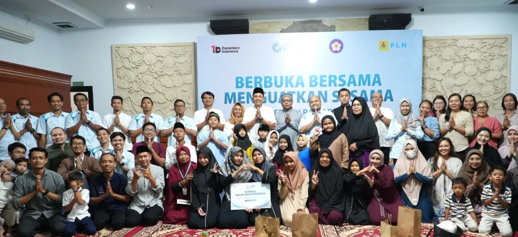 Sinergi PLN UP2B DKI Jakarta dan Banten Bagikan 120 Paket Takjil Ramadan di Cililitan