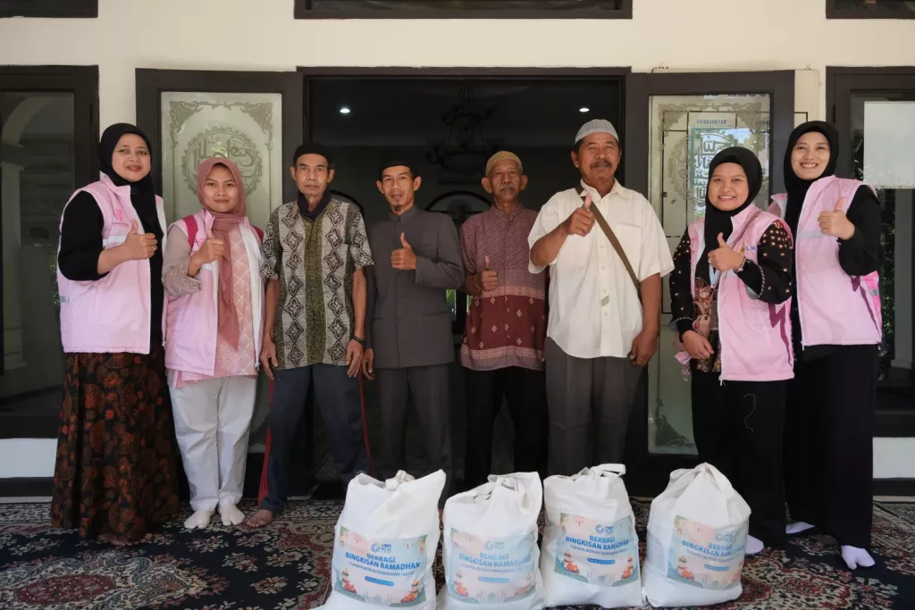 Bantu Dhuafa dan Marbot, YBM PLN UP2B Jabar Salurkan 100 Paket Sembako Ramadan 1447H