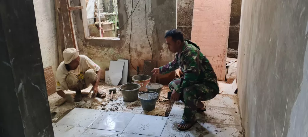 Hari ke-21 TMMD, Renovasi Rumah Warga Sukamaju Kian Mendekati Finishing