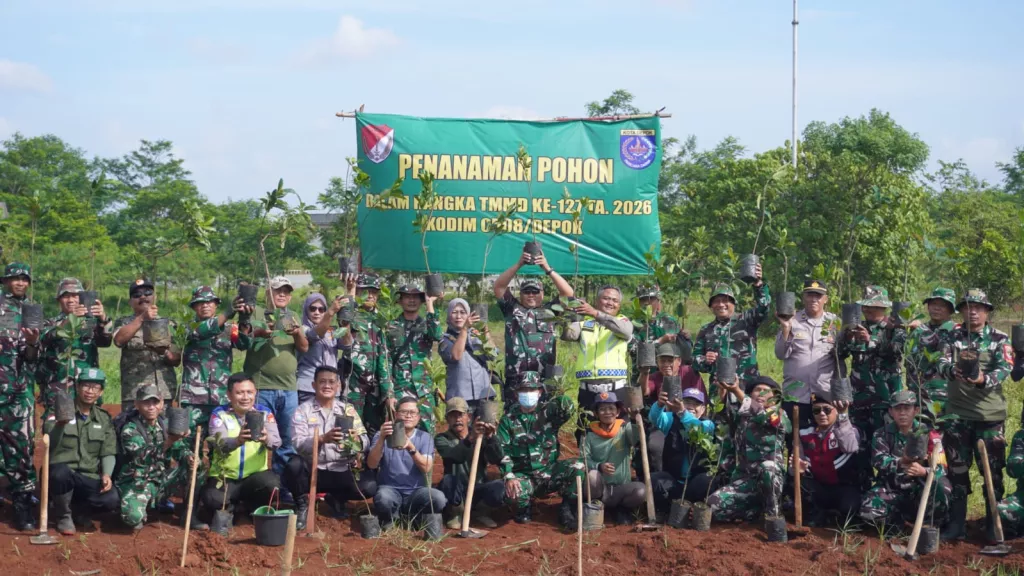 Melalui TMMD ke-127, Kodim 0508/Depok Ajak Warga Cimanggis Peduli Lingkungan Lewat Penanaman Pohon