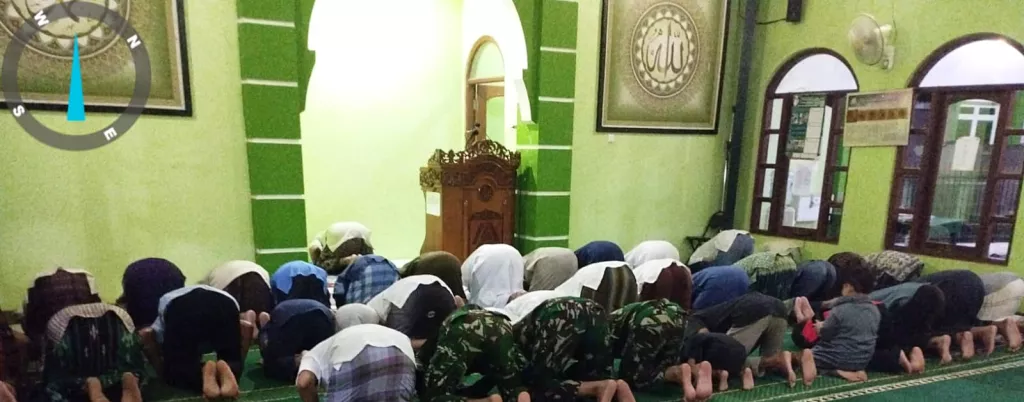 Hangatnya Ramadan, Satgas TMMD dan Warga Sukamaju Shalat Tarawih Bersama