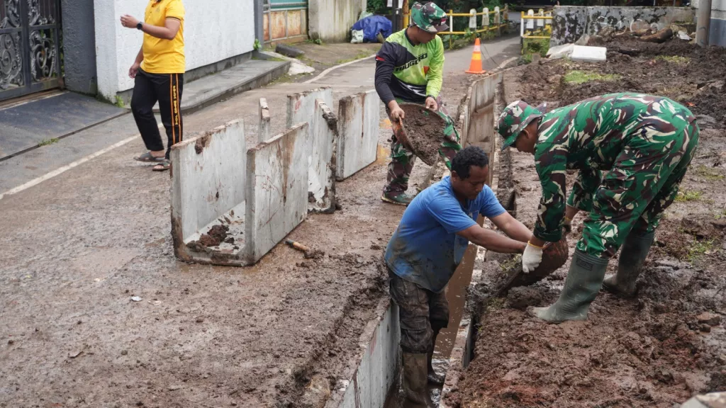 Sinergi TNI dan Warga Wujudkan Drainase Baru di Sukamaju