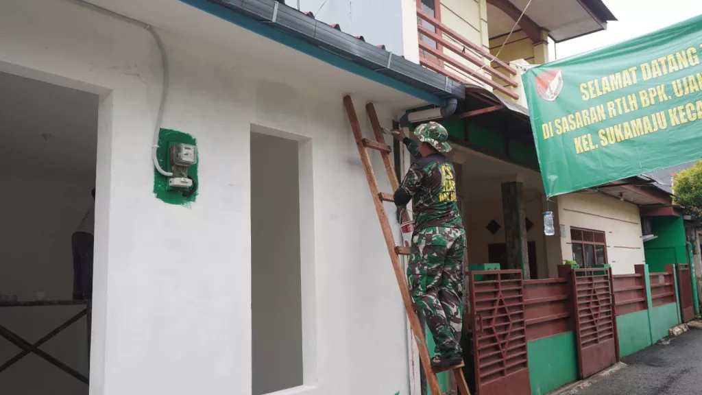Gotong Royong TNI dan Warga, Tiga Rumah RTLH di Sukamaju Hampir Rampung