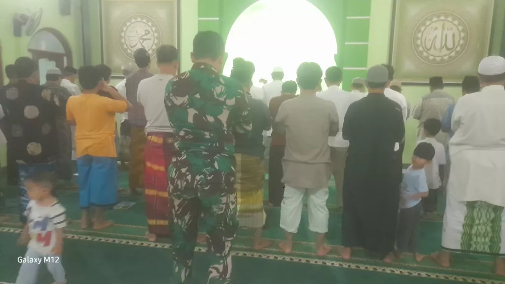 Ramadan di Lokasi TMMD, TNI dan Warga Sukamaju Tarawih Bersama