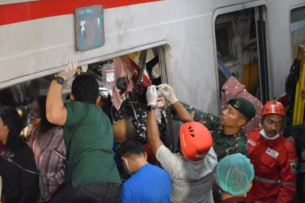 Gerak Cepat Kodam Jaya Evakuasi Tabrakan KA di Bekasi Timur