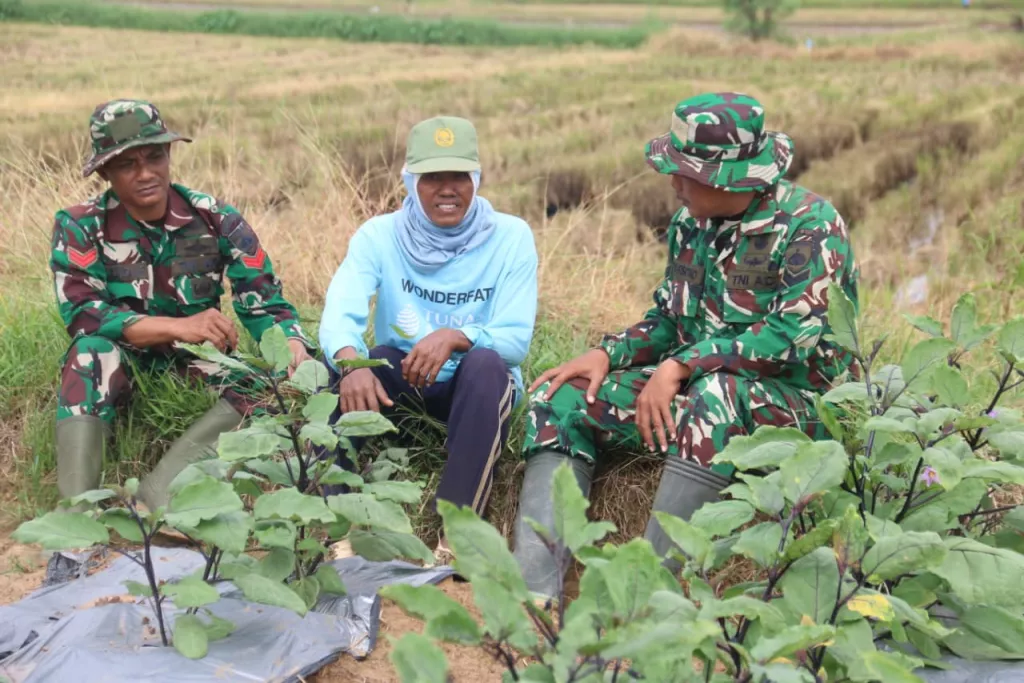 Komsos di Lahan Pertanian, Hangatnya Kebersamaan Satgas TMMD dan Petani di Desa Godo