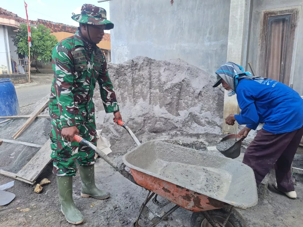 Sinergi TNI dan Warga Desa Godo: Dorong Angkong Bareng Demi Rumah Layak Huni