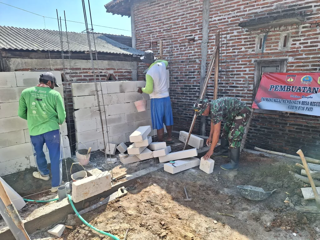 Anggota Satgas TMMD Fokus Tuntaskan MCK, Tahap Pemasangan Dinding