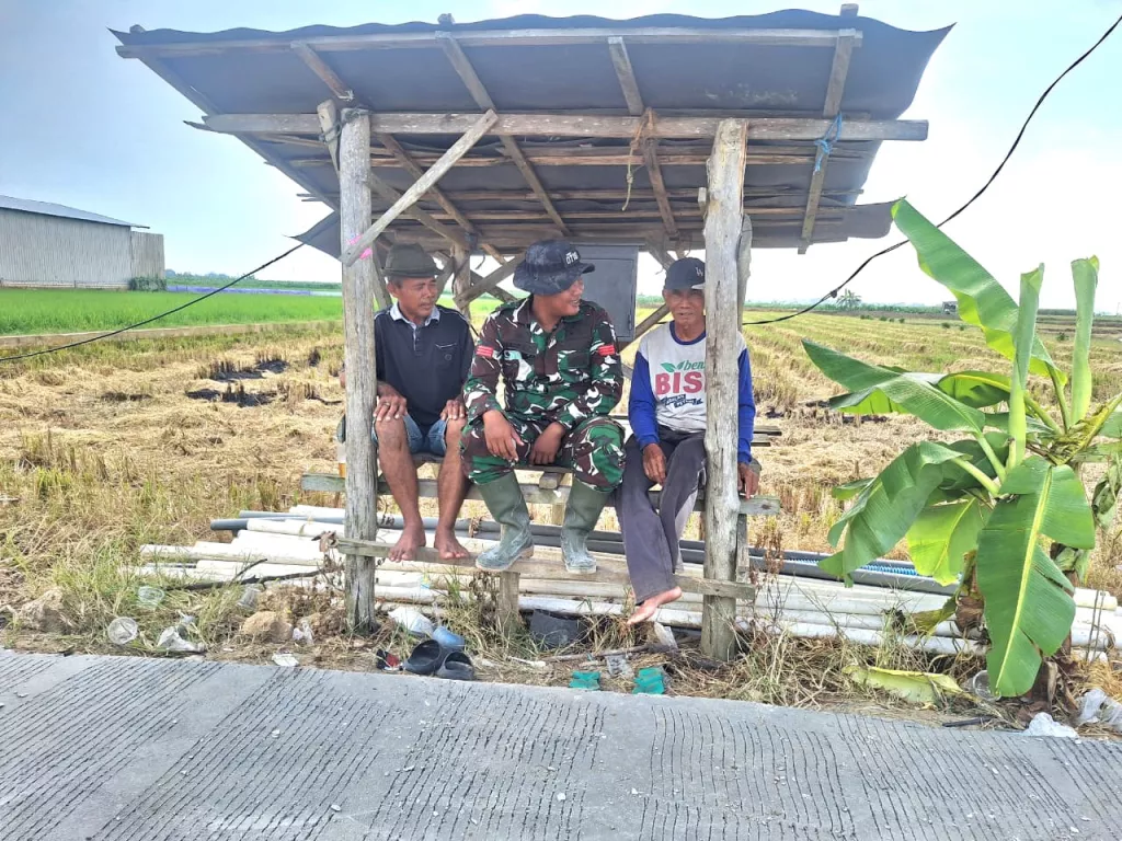 Hangatnya Komsos Satgas TMMD dengan Petani di Lokasi Pengecoran Jalan